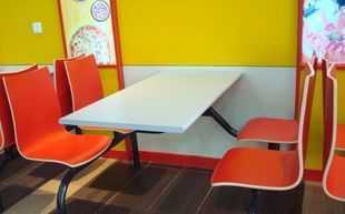 2010年精品推薦 四人位連體餐桌及曲木流行快餐桌，為家居生活增添便利與時尚